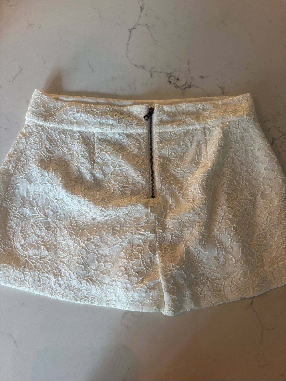 Alice + Olivia White Lace High-Waist Tailored Shorts - Picture 4 of 5